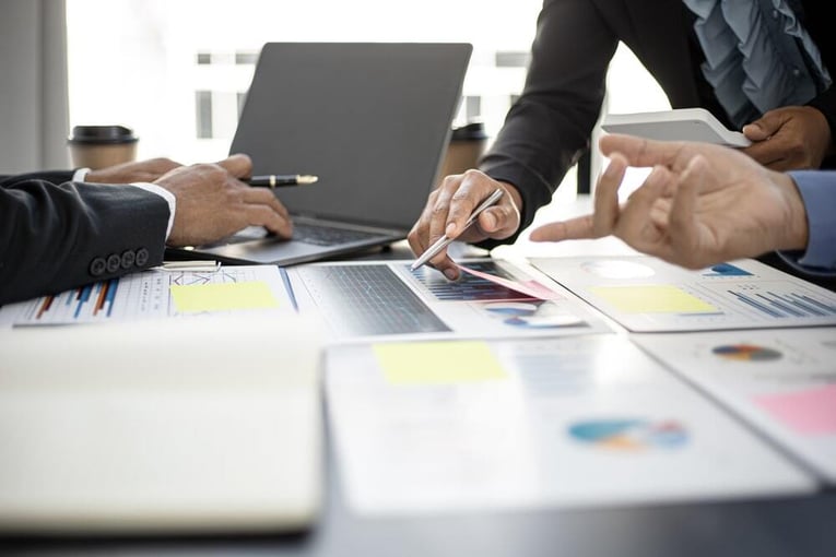 ホラクラシー経営とは?内容やメリット・デメリットを解説